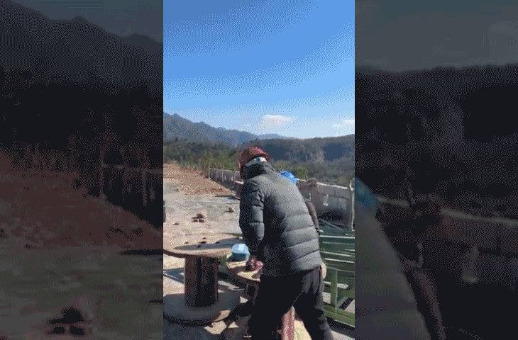 Khoảnh khắc “cực hiếm”: Ông chủ bay trực thăng phát cơm cho công nhân trên núi