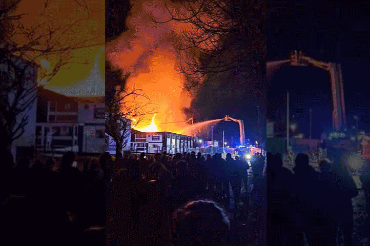 Ngọn lửa lớn thiêu rụi khu công nghiệp xứ Wales