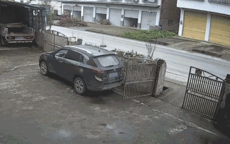 Ngủ gật, mất lái, Cadillac đâm vỡ tường rào nhà dân