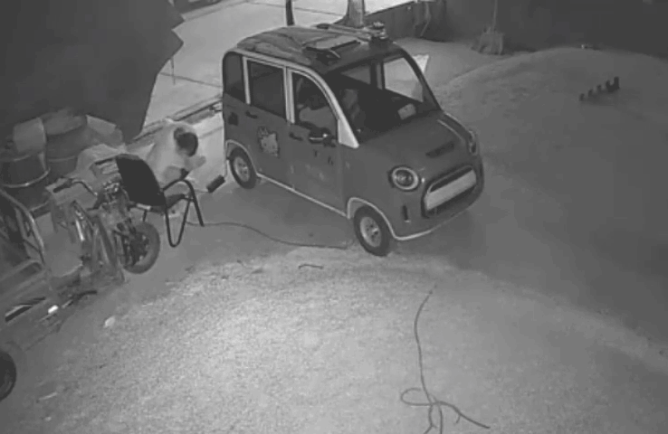 Người phụ nữ thoát nạn khi bộ sạc xe ô tô điện bất ngờ bùng cháy