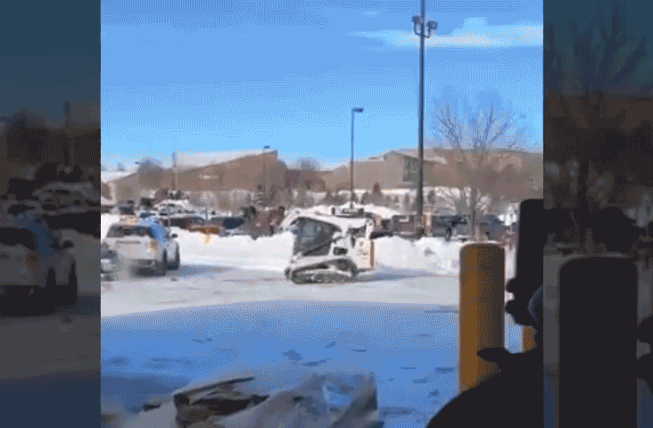 Nổi cơn “điên”, điều khiển máy xúc đâm xe cảnh sát và gây tai nạn liên hoàn