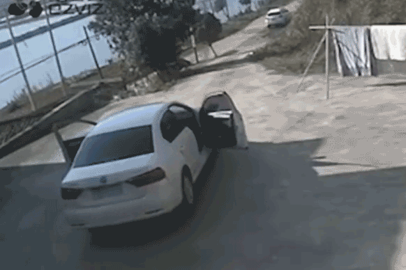 Quên kéo phanh tay, sedan lao thẳng xuống hồ