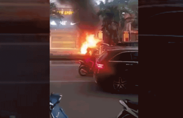 Sedan bất ngờ bùng cháy dữ dội khi đang di chuyển ở Đồng Hới