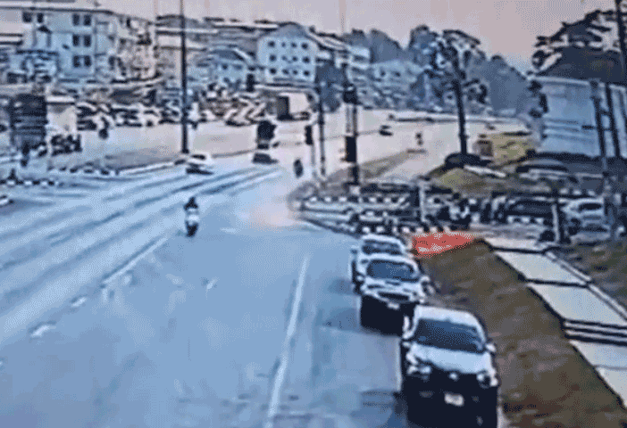 Tài xế bán tải ngủ gật, đâm trúng ô tô, húc bay xe máy rồi lật nghiêng bên đường