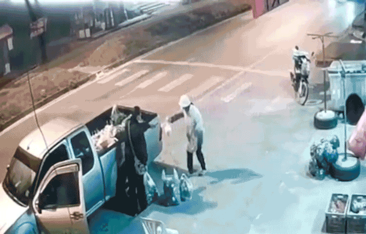 Xe tải húc bay bán tải ngay lề đường, hai người đàn ông thoát hiểm trong gang tấc