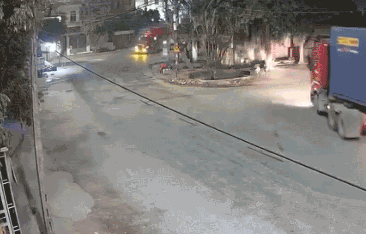 Vào cua gấp, container lật nghiêng giữa đường trong đêm