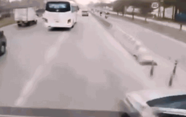 Vượt ẩu, SUV bị container húc quay ngang trên đường Trường Sa (Đông Anh, Hà Nội)