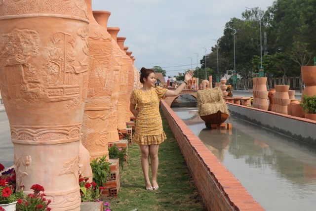 Đường gốm và hoa mừng xuân Giáp Thìn dài nhất Việt Nam tại Vĩnh Long