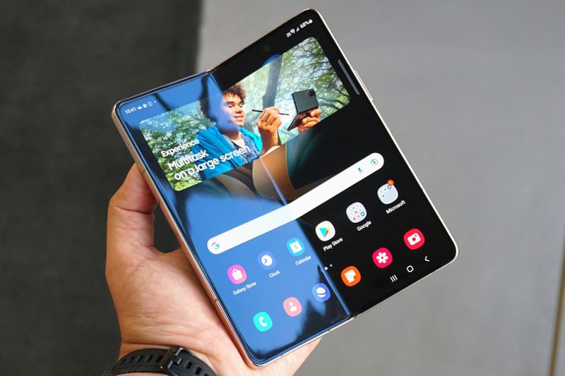 Tỷ phú Bill Gates dùng điện thoại gì?