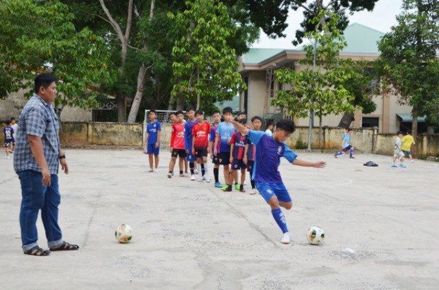 Thủ lĩnh thanh niên xung kích hỗ trợ người gặp sự cố giao thông