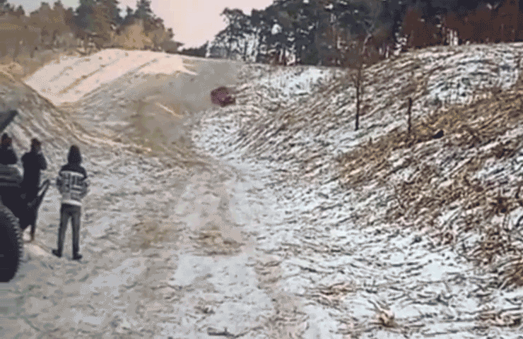 Chinh phục đồi tuyết bất thành, xe Jeep mất kiểm soát lao thẳng vào bạn bè