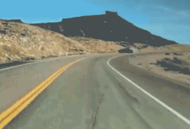 Mất lái, sedan đâm tung bờ kè rồi lật ngửa giữa cao tốc