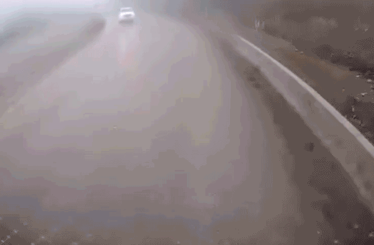 Trượt ngã, xe máy lao thẳng vào đầu ô tô trên đèo Thung Khe