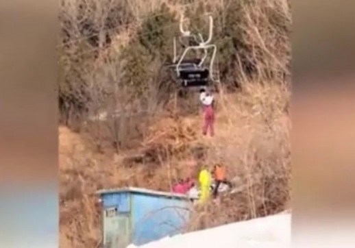 Giải cứu cô gái lơ lửng dưới cáp treo tại khu nghỉ dưỡng trượt tuyết