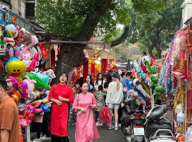 Phố cổ Hà Nội rực rỡ không khí Tết truyền thống