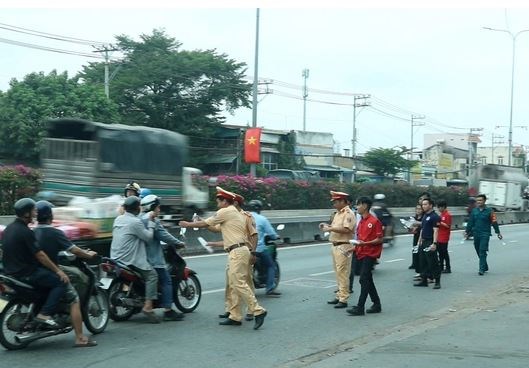 ảnh sát giao thông phát nước, khăn lạnh miễn phí hỗ trợ ngư&