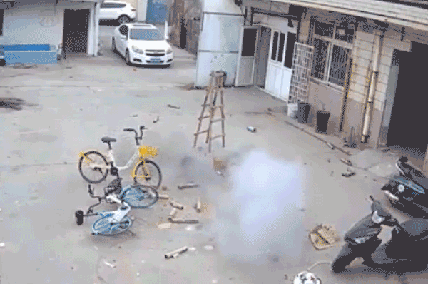 Tụ tập nghịch pháo khiến sedan bị va chạm mạnh