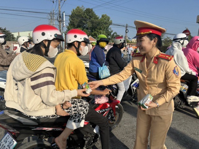 ảnh sát giao thông “tiếp sức” cho người dân miền Tây rời q