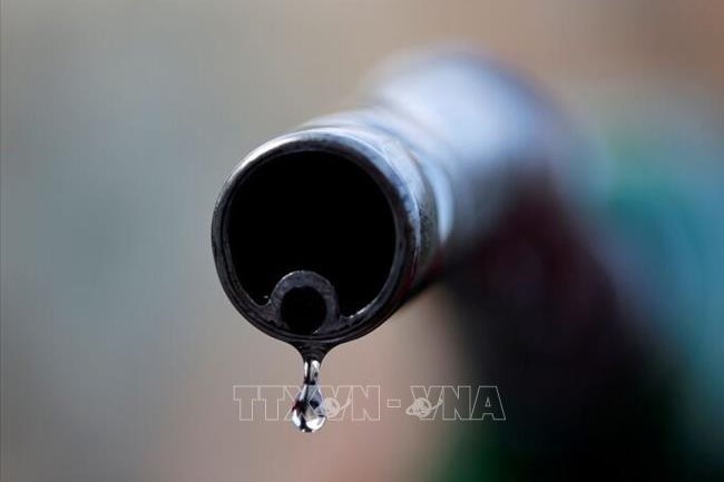 Dầu tăng giá tuần thứ hai liên tiếp do nhiều yếu tố