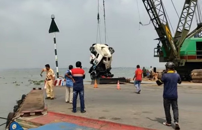 Đồng Tháp: Trượt mỏ phà, xe tải lao thẳng xuống sông Tiền