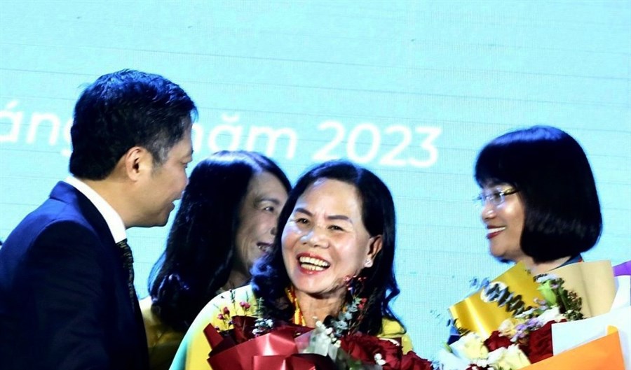 Doanh nhân Đinh Thị Mỹ Phượng nhận giải thưởng Phụ nữ Việt Nam năm 2023