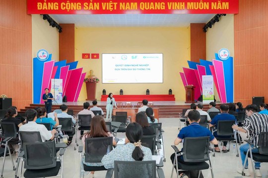 Shinhan Life Việt Nam tổ chức hướng nghiệp cho học sinh