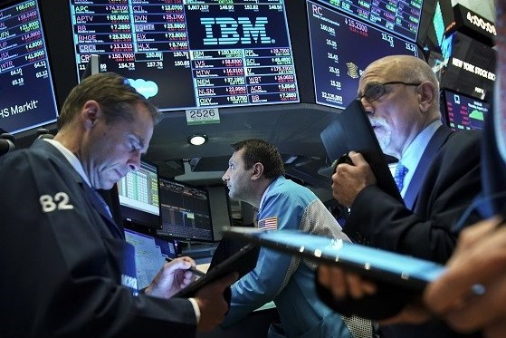 S&P 500, Nasdaq Composite rời khỏi đỉnh khi một số cổ phiếu công nghệ hụt hơi