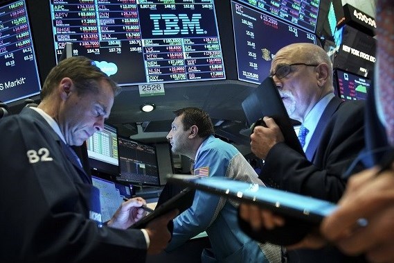 Lo ngại về thời điểm Fed hạ lãi suất, hai chỉ số chứng khoán chính của Mỹ đi xuống