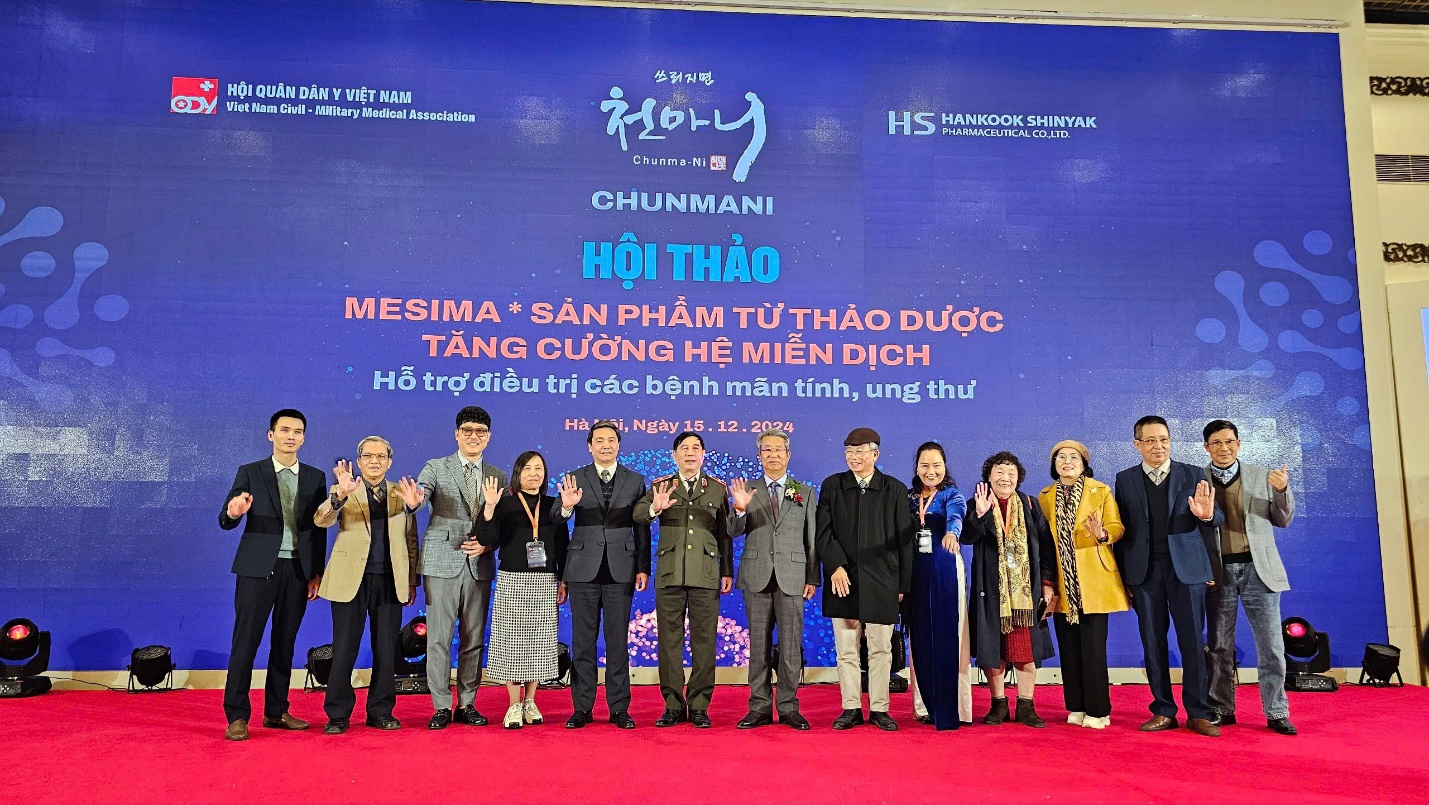 Các đại biểu chụp ảnh lưu niệm tại sự kiện.